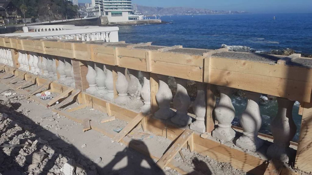 Imagen principal: Municipio de Viña del Mar repara baranda ornamental en Av. La Marina