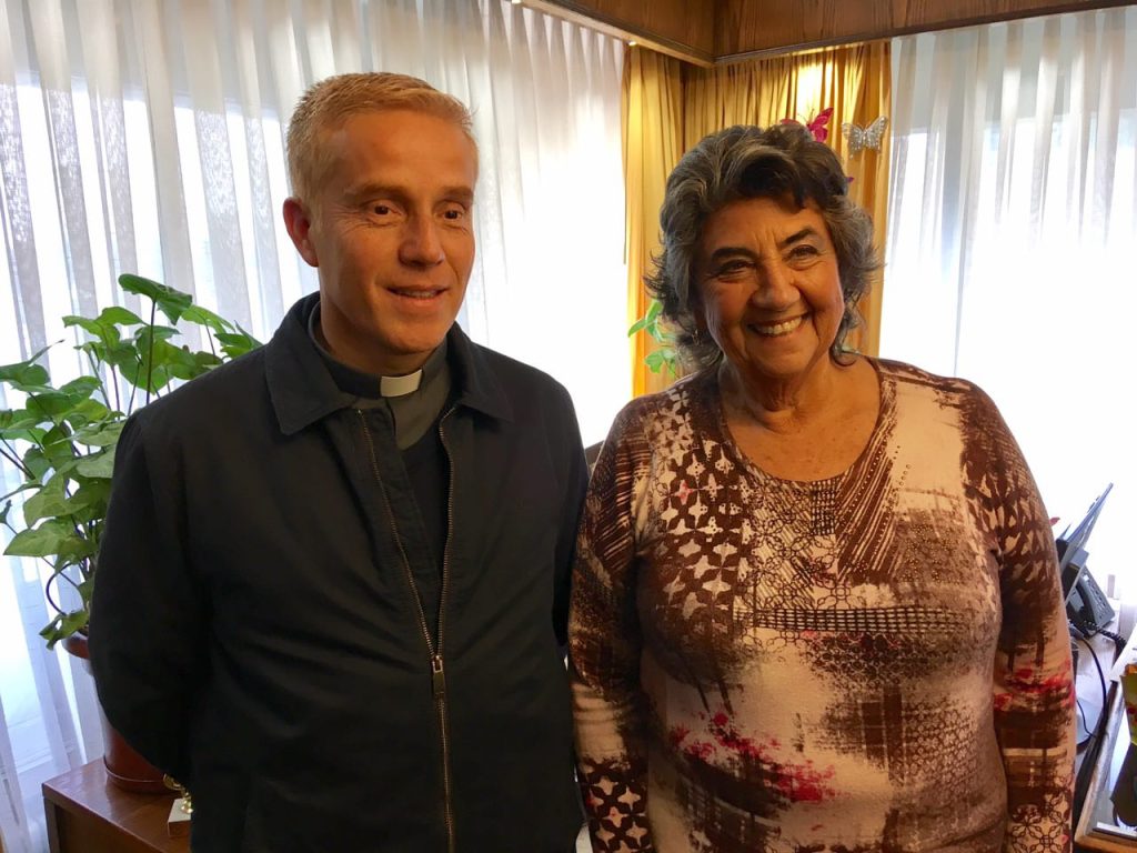 Imagen principal: Alcaldesa Virginia Reginato y sacerdote Marcelo Catril trabajarán en conjunto para impulsar política habitacional en favor de asentamientos precarios
