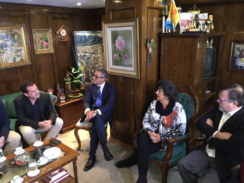 Saludo protocolar de ejecutivos de canal 13 y TVN recibió alcaldesa Virginia Reginato