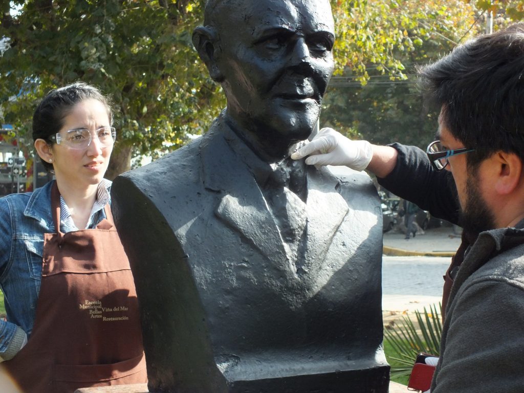 Imagen principal: Municipio de Viña del Mar realiza limpieza de busto en plaza Paul Harris en conjunto con Rotary Club