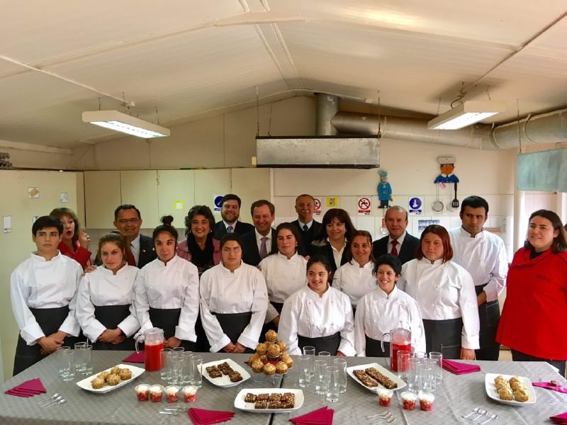 Alcaldesa Virginia Reginato y Ministro de Educación visitaron talleres de escuela municipal Juanita Aguirre