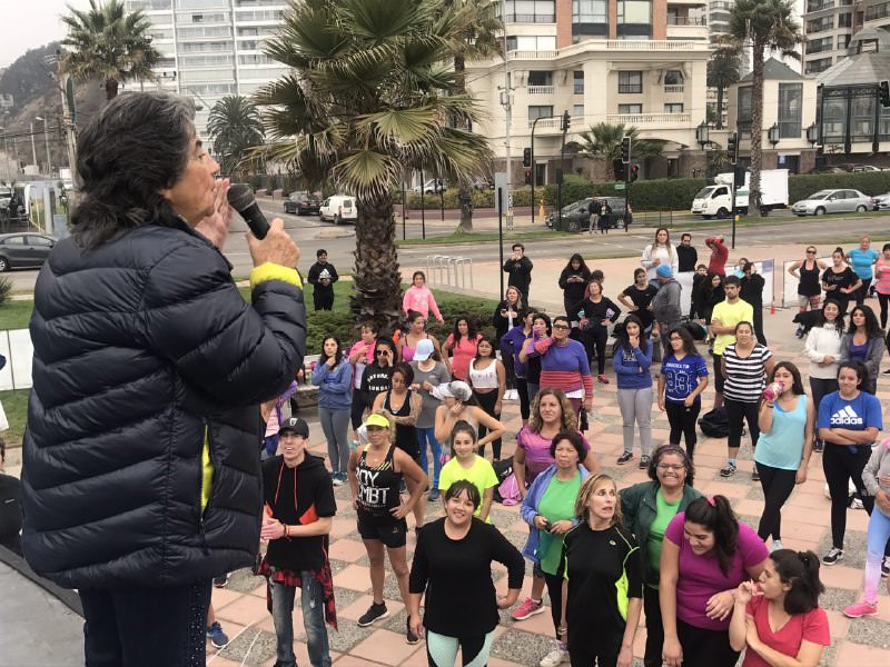 Aficionados a la actividad física derrochan energía en las mañanas fitness junto al mar en Viña del Mar