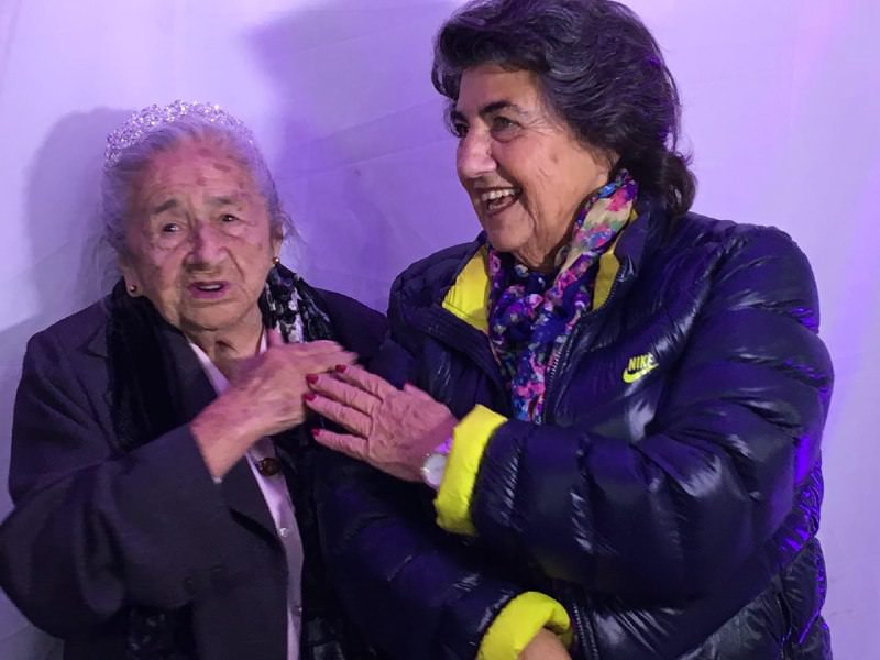 Emotiva celebración de cumpleaños N° 100 y Día de la mamá celebró vecina de Viña del Mar junto a su familia y alcaldesa Virginia Reginato