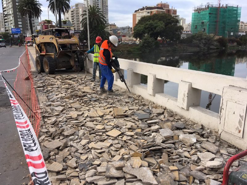 Municipio de Viña del Mar inició mejoramiento de aceras en puentes sobre el estero