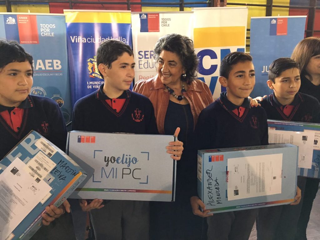 Imagen principal: 1.570 estudiantes de 7º básico de colegios municipales y subvencionados de Viña del Mar reciben computador portátil