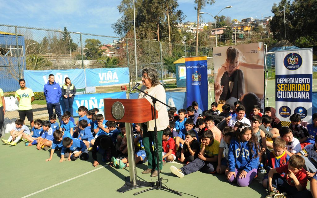 Imagen principal: Con clínicas deportivas, niños de escuelas de fútbol de Viña del Mar fortalecen su formación