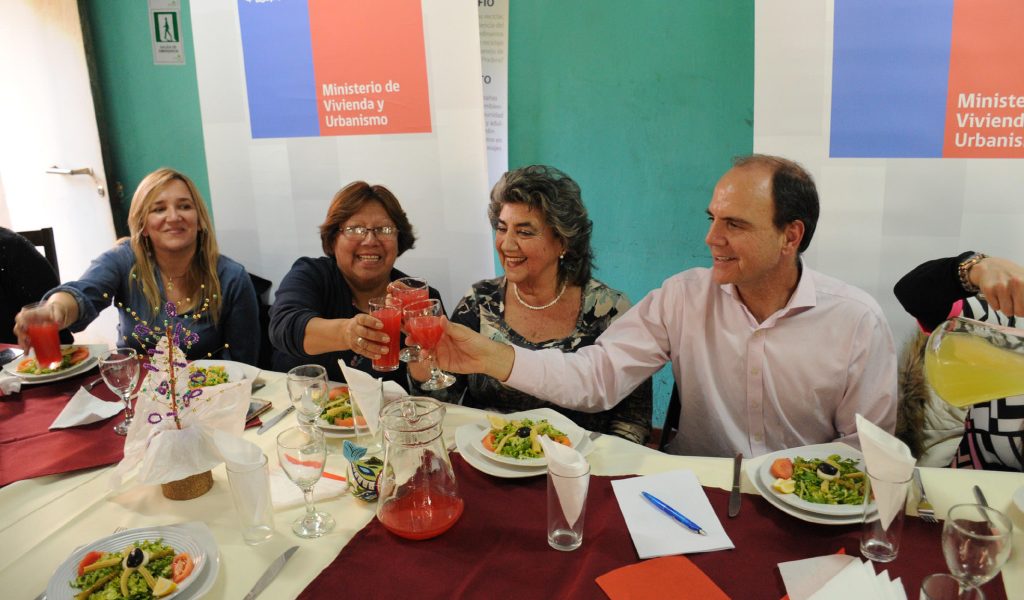 Imagen principal: Inversión que realizará el Gobierno en campamentos de Viña del Mar y la región fue valorado por alcaldesa Virginia Reginato