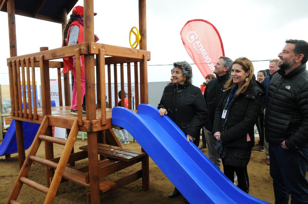 Imagen principal: Campamento de Viña del Mar es el primero del país que inicia proceso de urbanización de redes de alcantarillado y agua potable