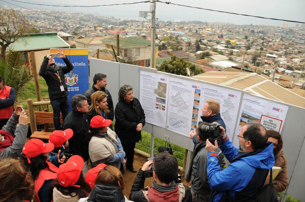 Imagen principal: Municipio de Viña del Mar adjudicó ejecución de obras de urbanización sanitaria para campamento Amanecer