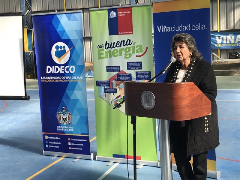 Vecinos de Reñaca Alto recibieron kit para usar eficientemente la energía eléctrica en sus hogares