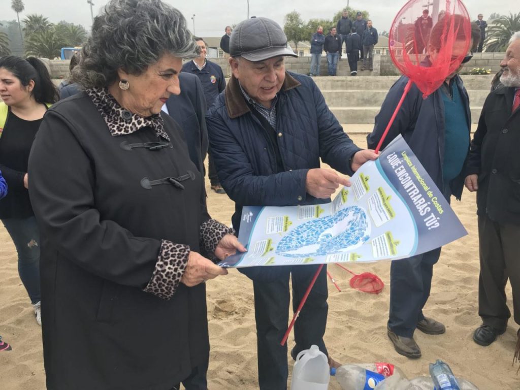 Imagen principal: Con operativo subacuático de extracción de residuos, Viña del Mar conmemoró Día Mundial de la limpieza de playas