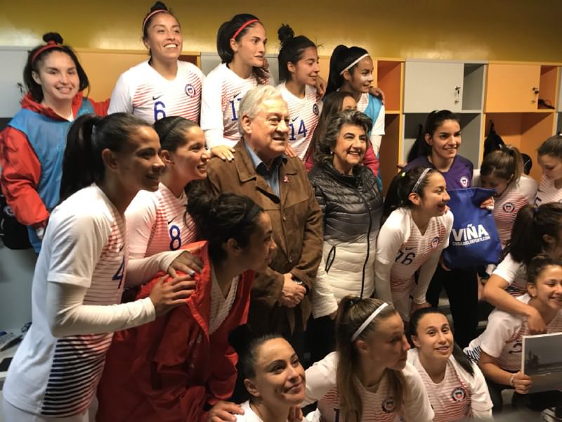 Alcaldesa Virginia Reginato compartió con “Las Guerreras” tras triunfo ante Sudáfrica