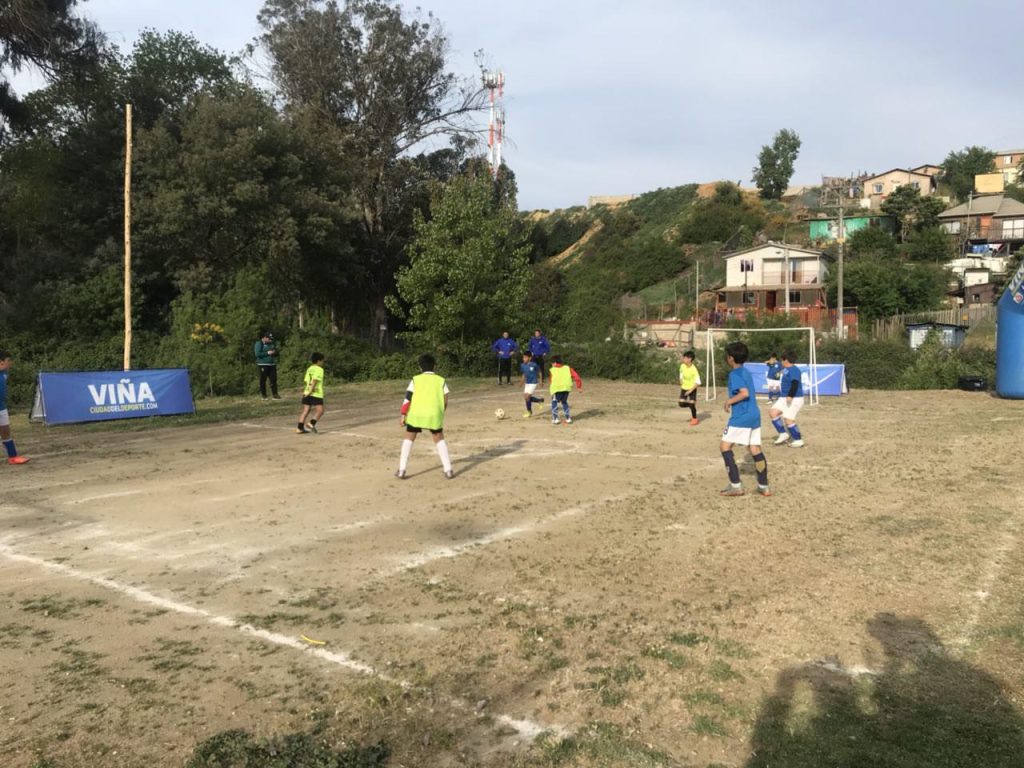 Imagen principal: Municipio viñamarino entregó set de máquinas de ejercicios y nueva cancha de fútbol a comunidad de Expresos Viña
