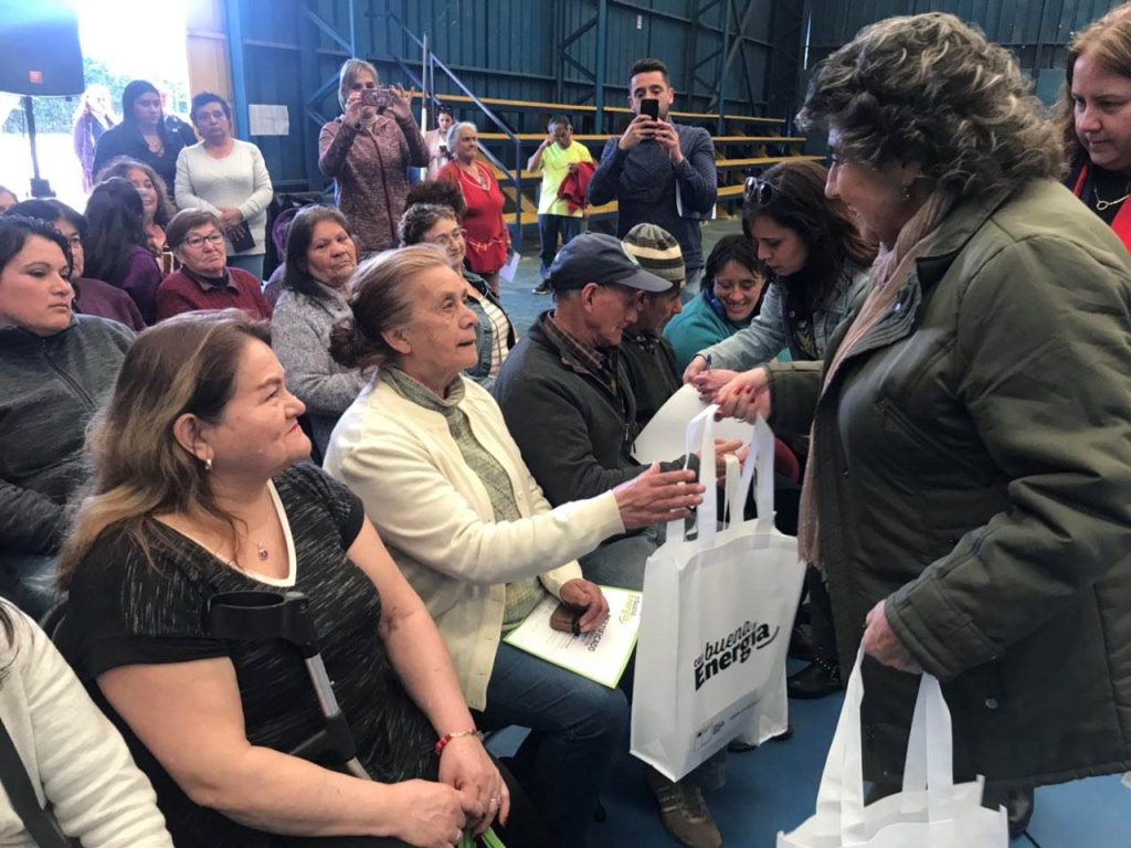 Imagen principal: Vecinos de Viña del Mar recibieron kit para usar eficientemente la energía eléctrica en sus hogares