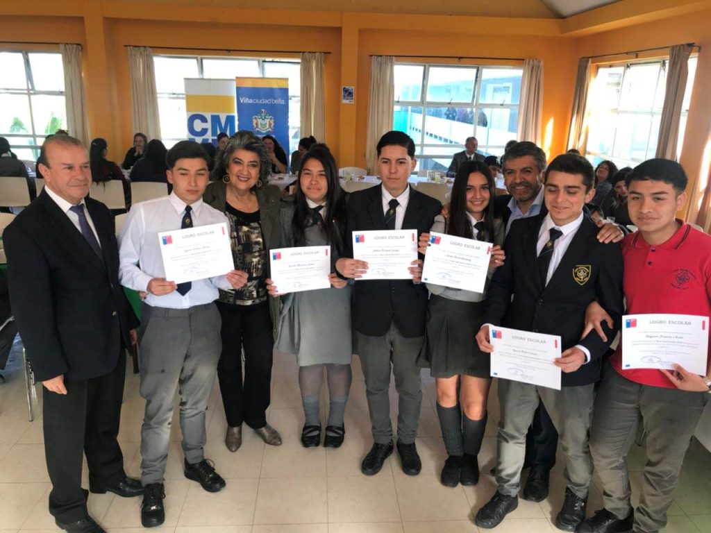 Imagen principal: Alumnos destacados de Viña del Mar recibieron bono por logro Escolar 2018