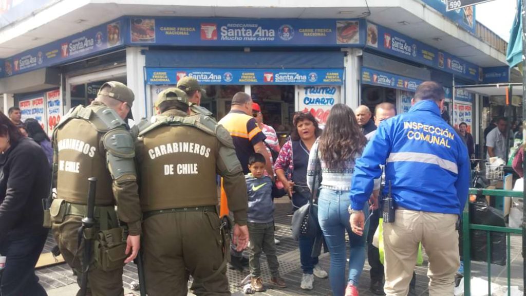 Imagen principal: Operativo conjunto de municipio de Viña del Mar y Carabineros contra el comercio ilegal en calle Quillota dejó 8 detenidos