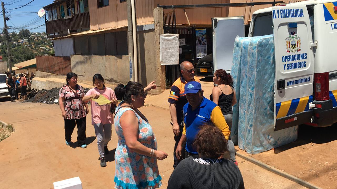 Municipio de Viña del Mar entregó ayuda de emergencia a afectados por incendio de Forestal