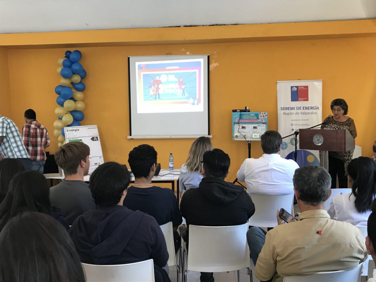 Comunidad escolar del Liceo Bicentenario de Viña del Mar se educa en uso eficiente de la energía