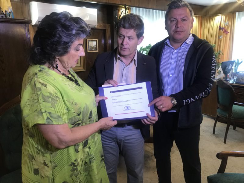Alcaldesa Virginia Reginato recibió documento que incorpora oficialmente a Viña del Mar a Red internacional de ciudades del surf