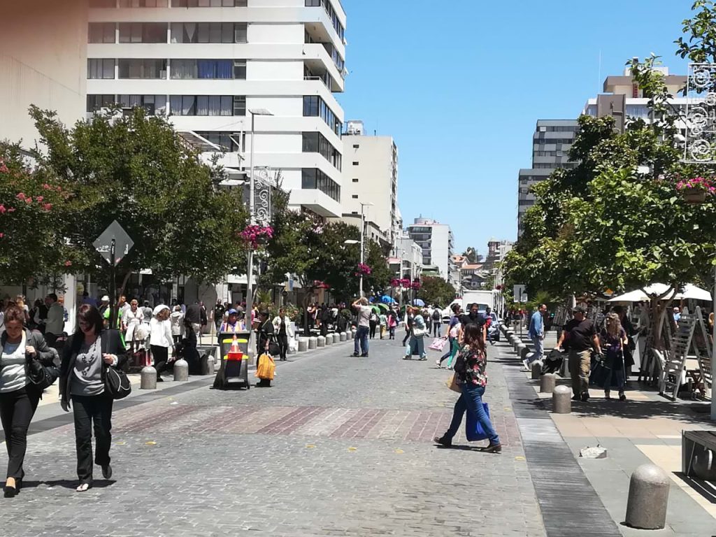 Imagen principal: Municipio de Viña del Mar cerró calle Valparaíso para facilitar desplazamiento del público previo a Navidad
