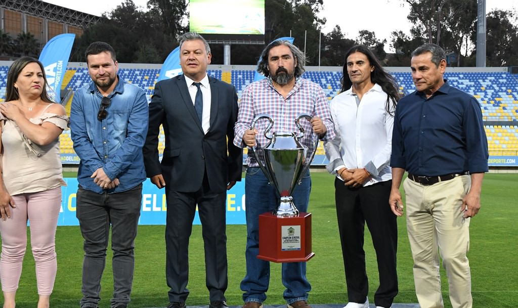 Municipio de Viña del Mar apoyó con trofeos a asociaciones de fútbol