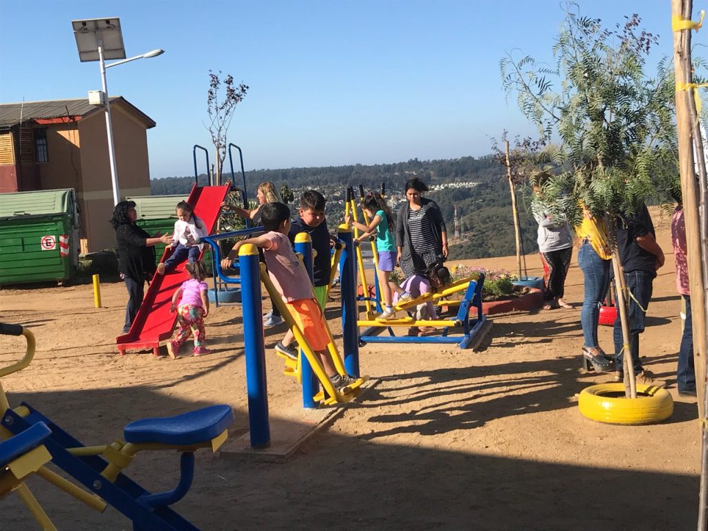 Imagen principal: Municipio de Viña del Mar implementa máquinas para ejercicios en plaza de Gómez Carreño