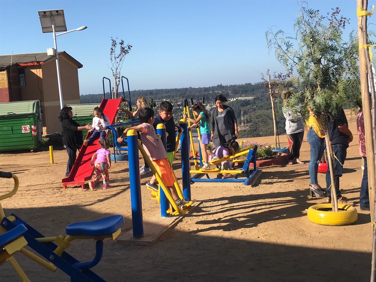 Municipio de Viña del Mar implementa máquinas para ejercicios en plaza de Gómez Carreño