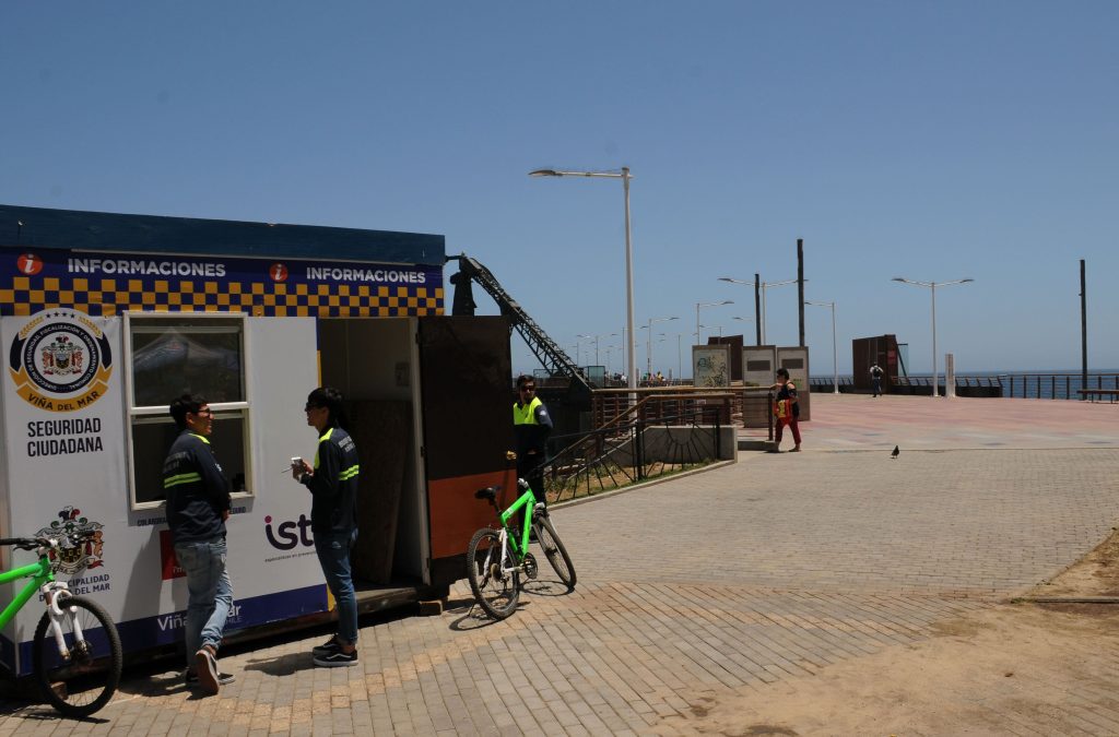 Imagen principal: Municipio refuerza señalética de seguridad en el Muelle Vergara