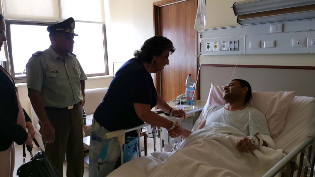 Imagen principal: Alcaldesa Virginia Reginato entregó personalmente apoyo a carabineros heridos en tiroteo