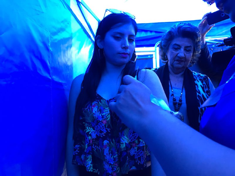 En la playa, en Viña del Mar vacunan contra el sarampión y paperas