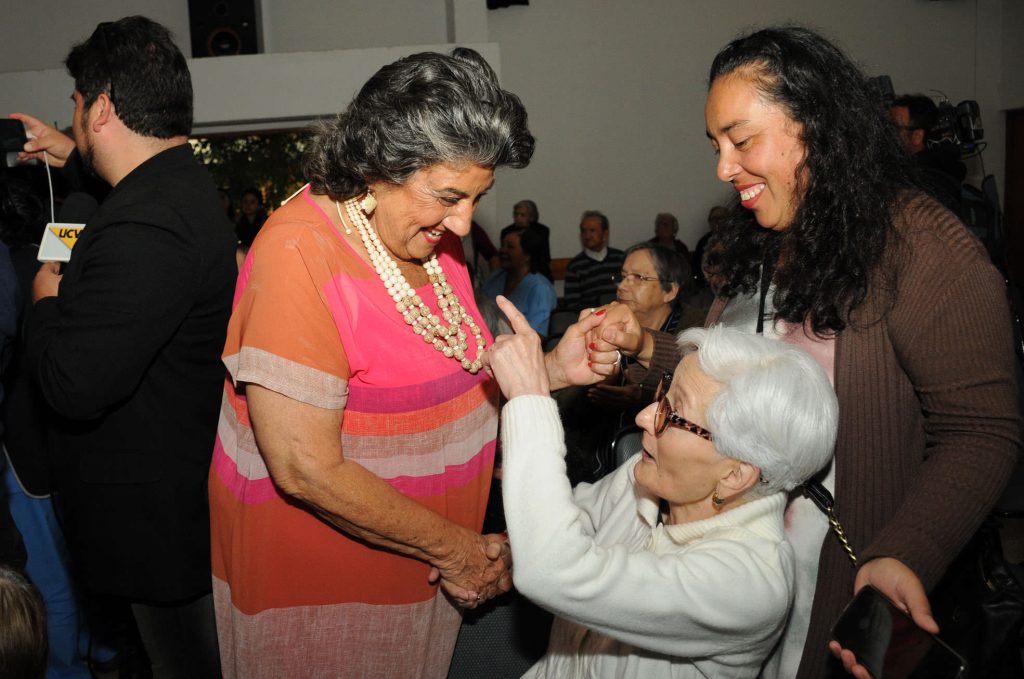 Imagen principal: Animadores del Festival de Viña del Mar participaron en ameno encuentro con adultos mayores