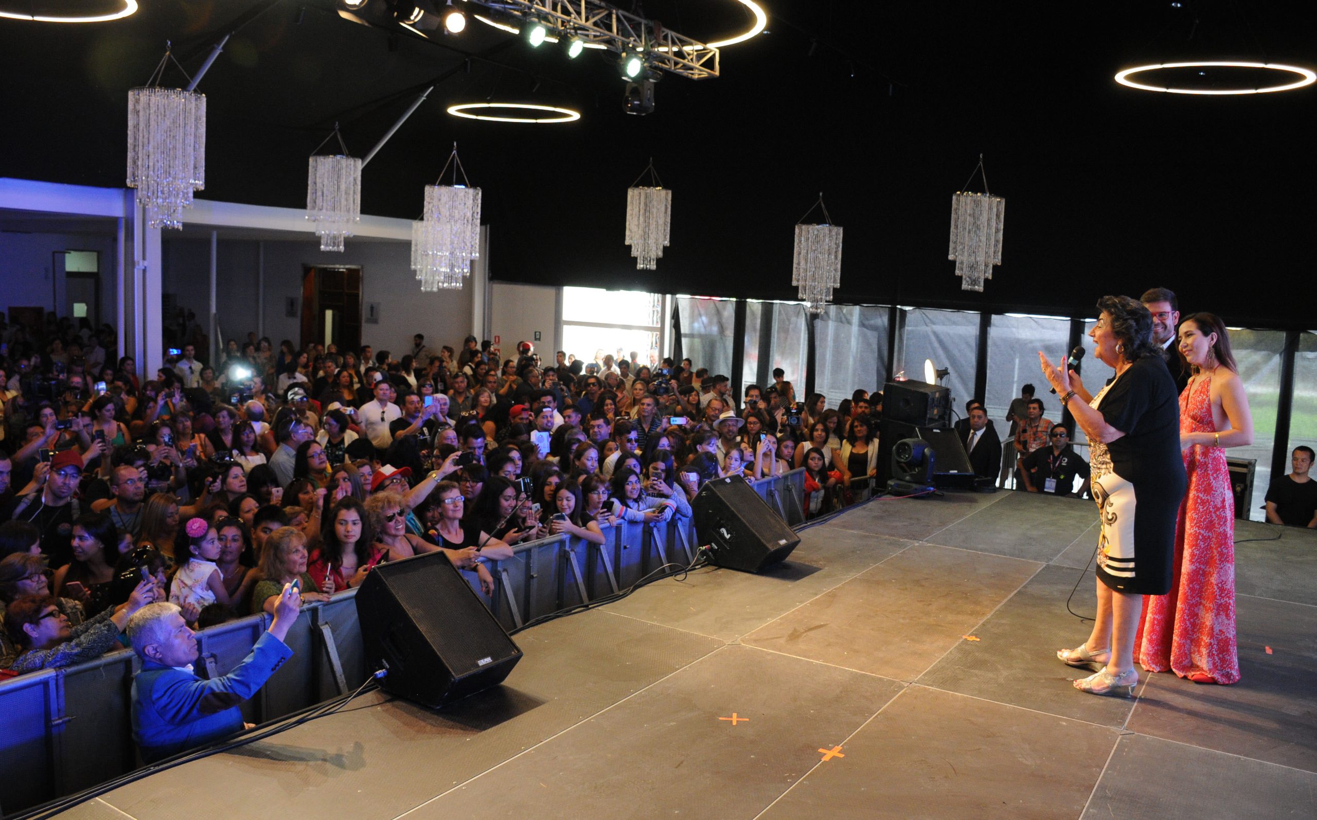 Vecinos de Viña del Mar comparten con figuras del Festival de la Canción en gala especial para la comunidad