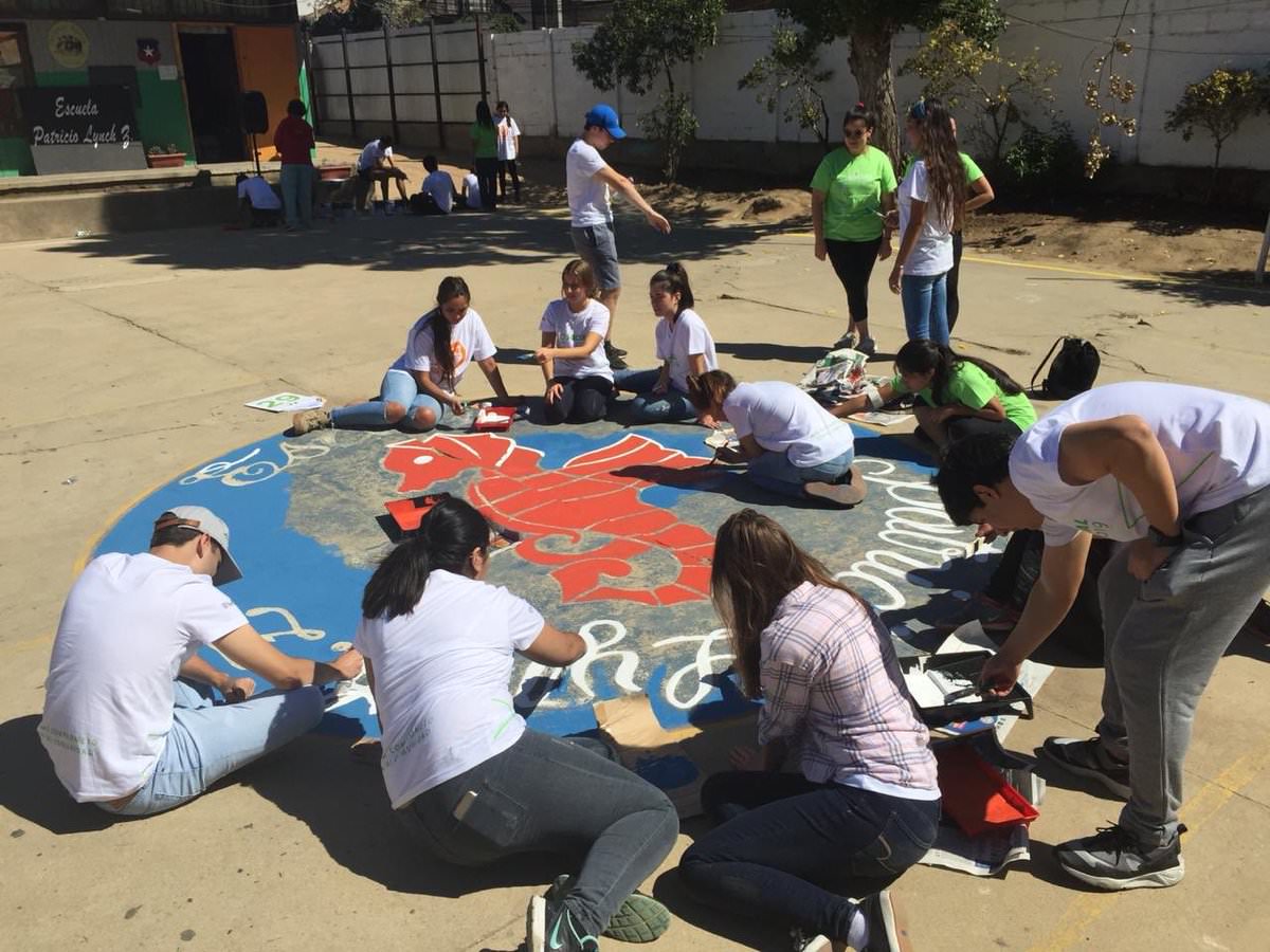 Escuela Patricio Lynch de Miraflores fue beneficiada con mechoneo social de alumnos de UAI