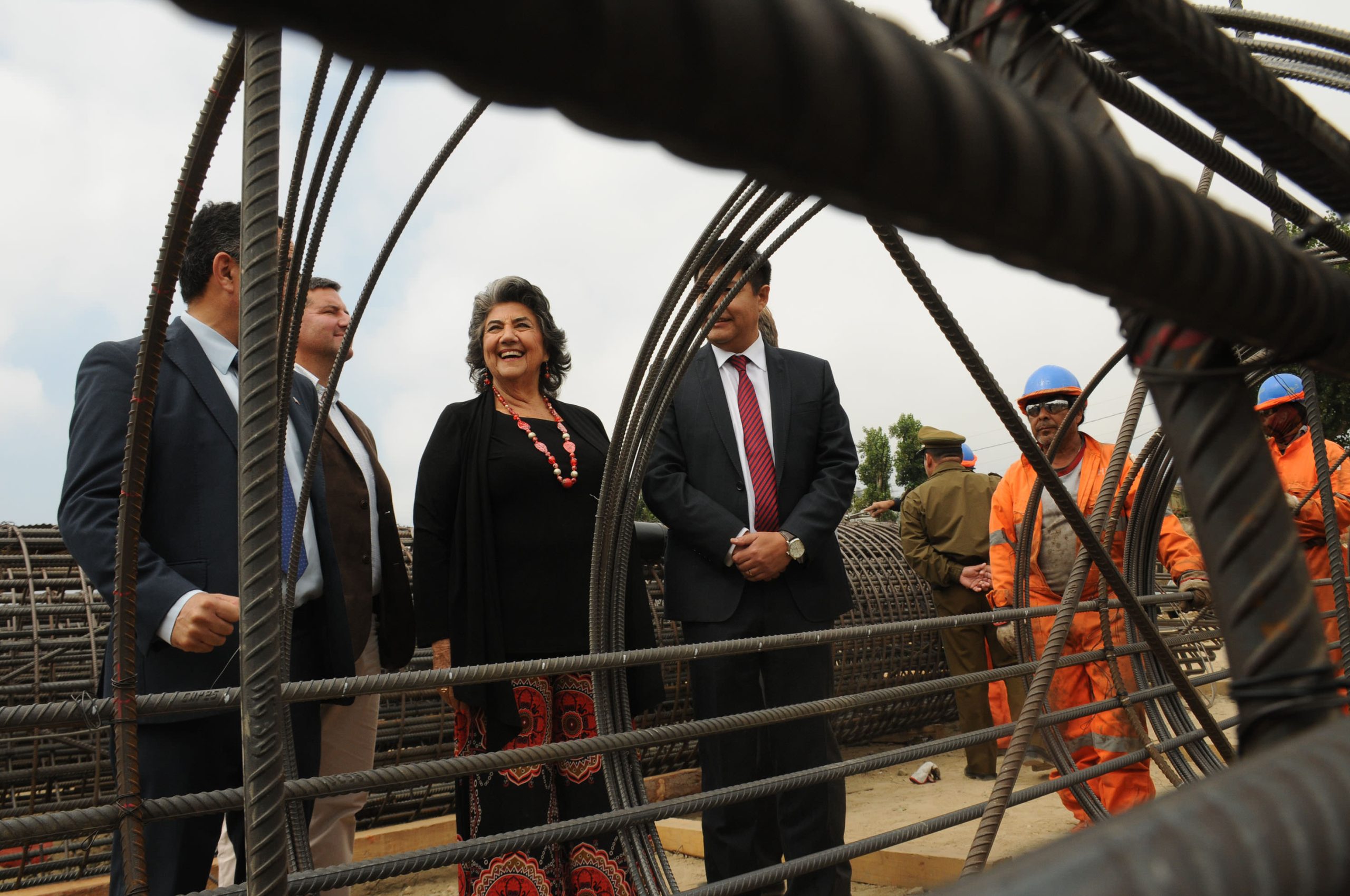 Construcción de puente Los Castaños fue inspeccionado por alcaldesa Virginia Reginato y autoridades regionales
