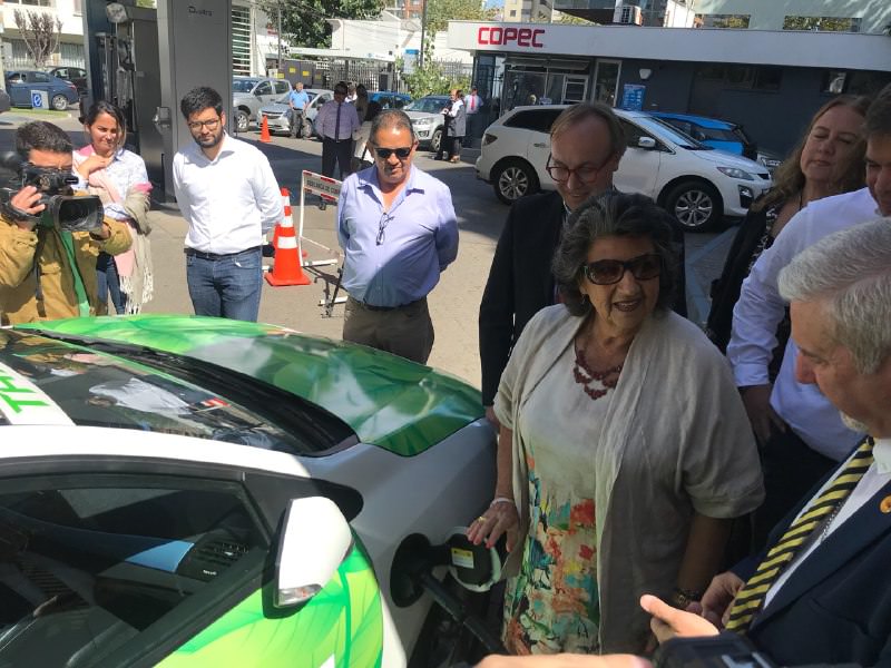 Primer taxi básico eléctrico de la región debuta en Viña del Mar