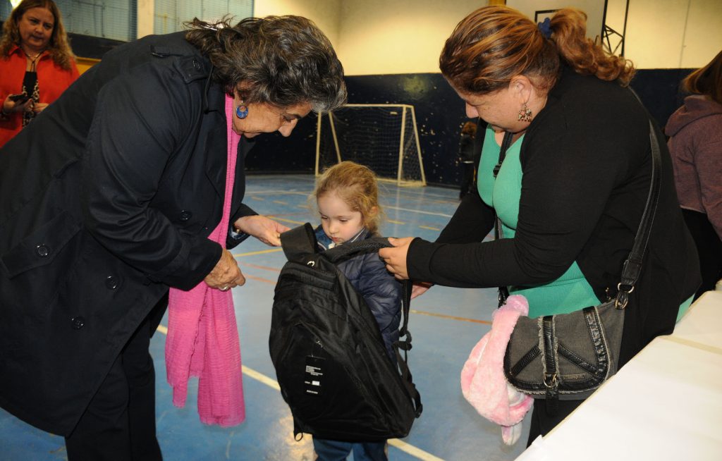 Imagen principal: Municipio de Viña del Mar entregó sets escolares a estudiantes de planteles dependientes de la Corporación