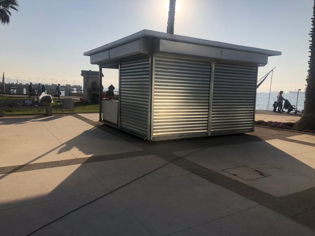 Imagen principal: Artesanos ya están instalados en nuevos módulos dispuestos por el municipio de Viña del Mar en el parque San Martín