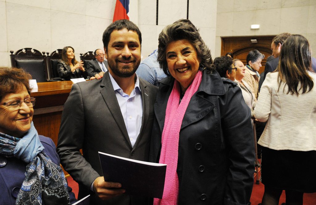 Imagen principal: 34 familias del campamento Manuel Bustos recibieron sus títulos  de dominio