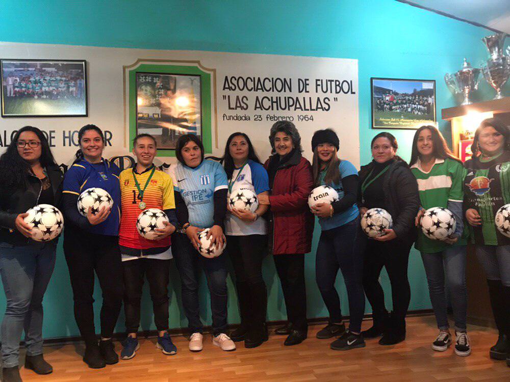 Alcaldesa Virginia Reginato participó en premiación de fútbol femenino de Asociación Las Achupallas