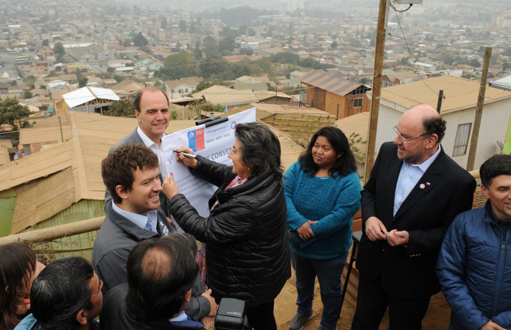 Imagen principal: FOSIS presenta proyectos de intervención comunitaria en campamento Amanecer de Viña del Mar