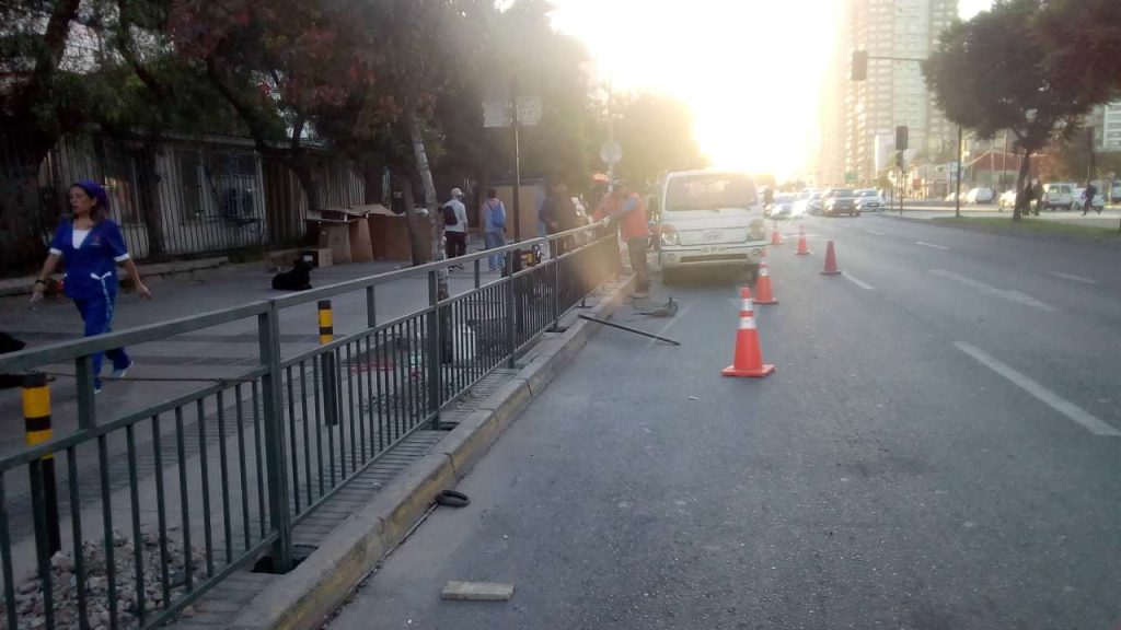 Imagen principal: Municipio de Viña del Mar instala defensas camineras en Troncal Urbano