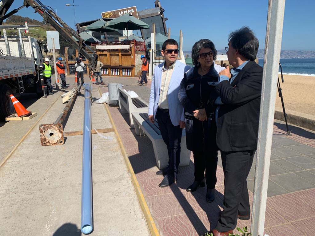 Mejoran iluminación de playa Reñaca con nuevos postes de gran tecnología