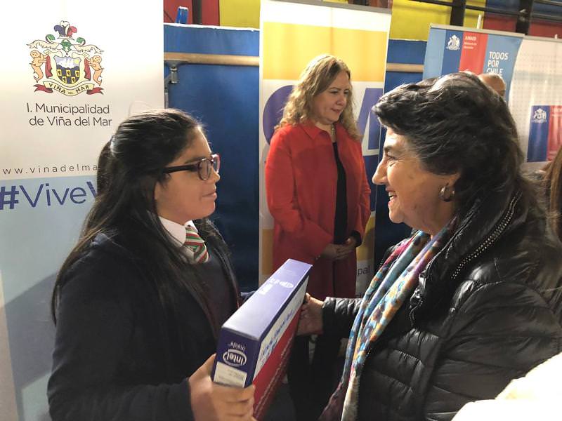 Cerca de tres mil escolares viñamarinos acceden a nuevas tecnologías gracias a entrega de computadores