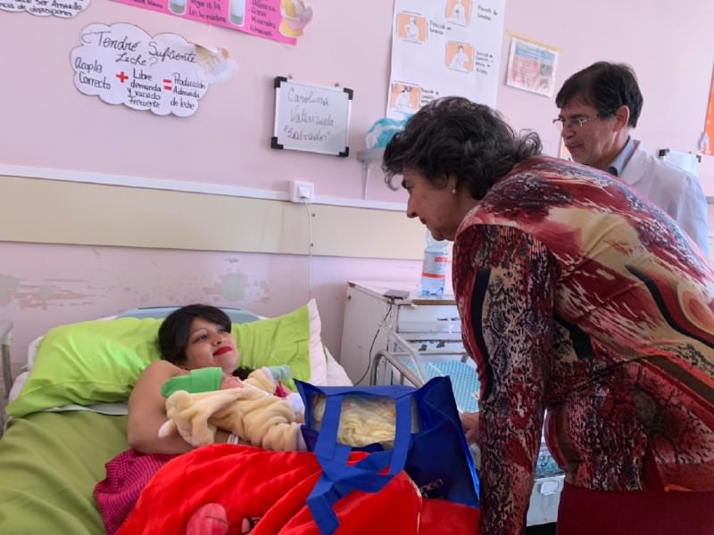 Mamás en el Hospital Gustavo Fricke fueron saludadas por alcaldesa Virginia Reginato en su día