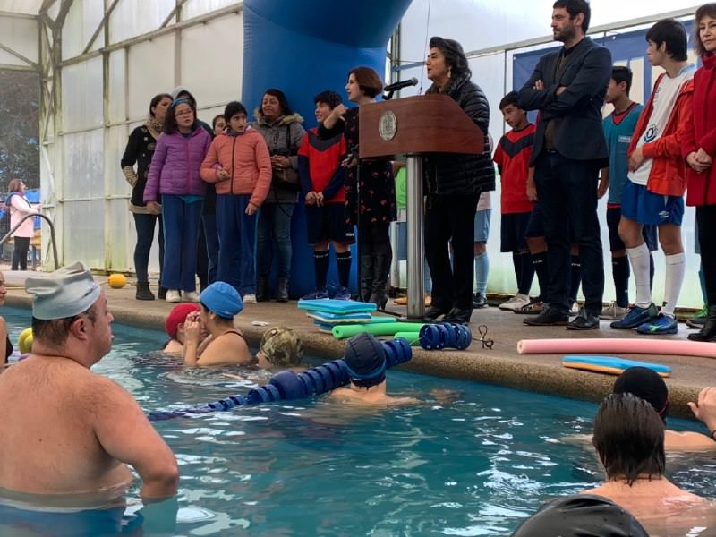 Programa de natación inclusiva se desarrolla con éxito en Viña del Mar