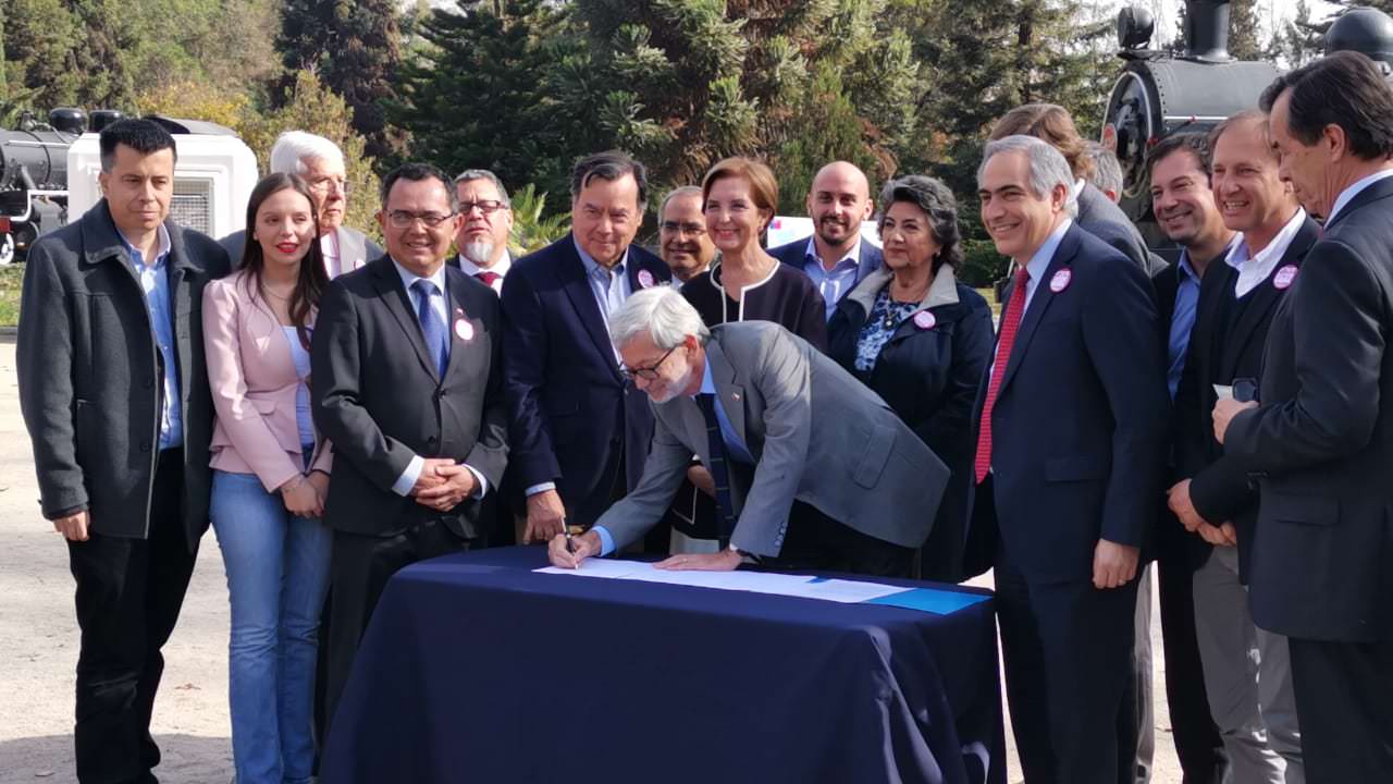 Firma de mandato que da luz verde a proyecto de tren rápido Valparaíso – Viña del Mar – Santiago fue valorado por alcaldesa Virginia Reginato