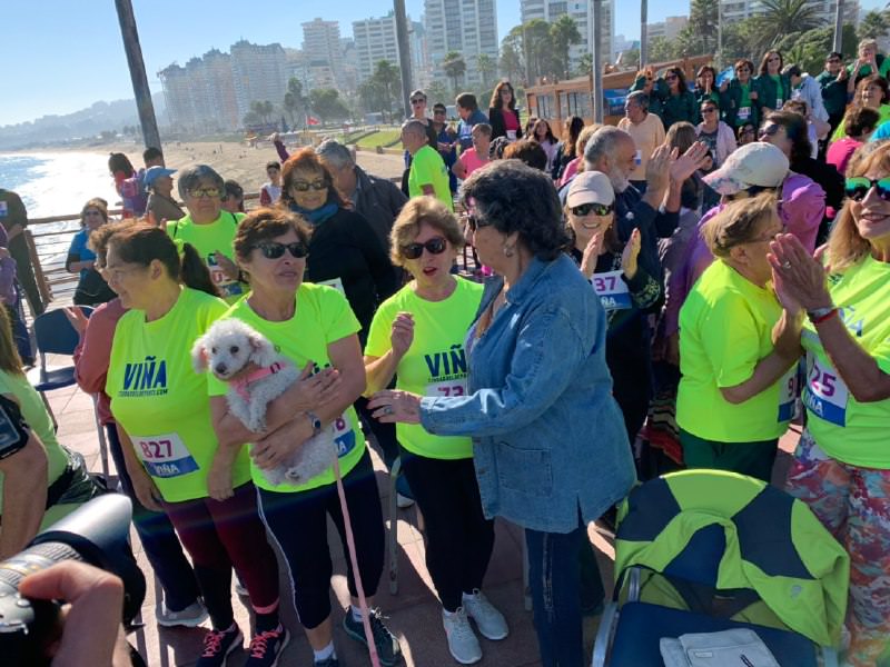 Adultos mayores de Viña del Mar participaron en caminata por el borde costero