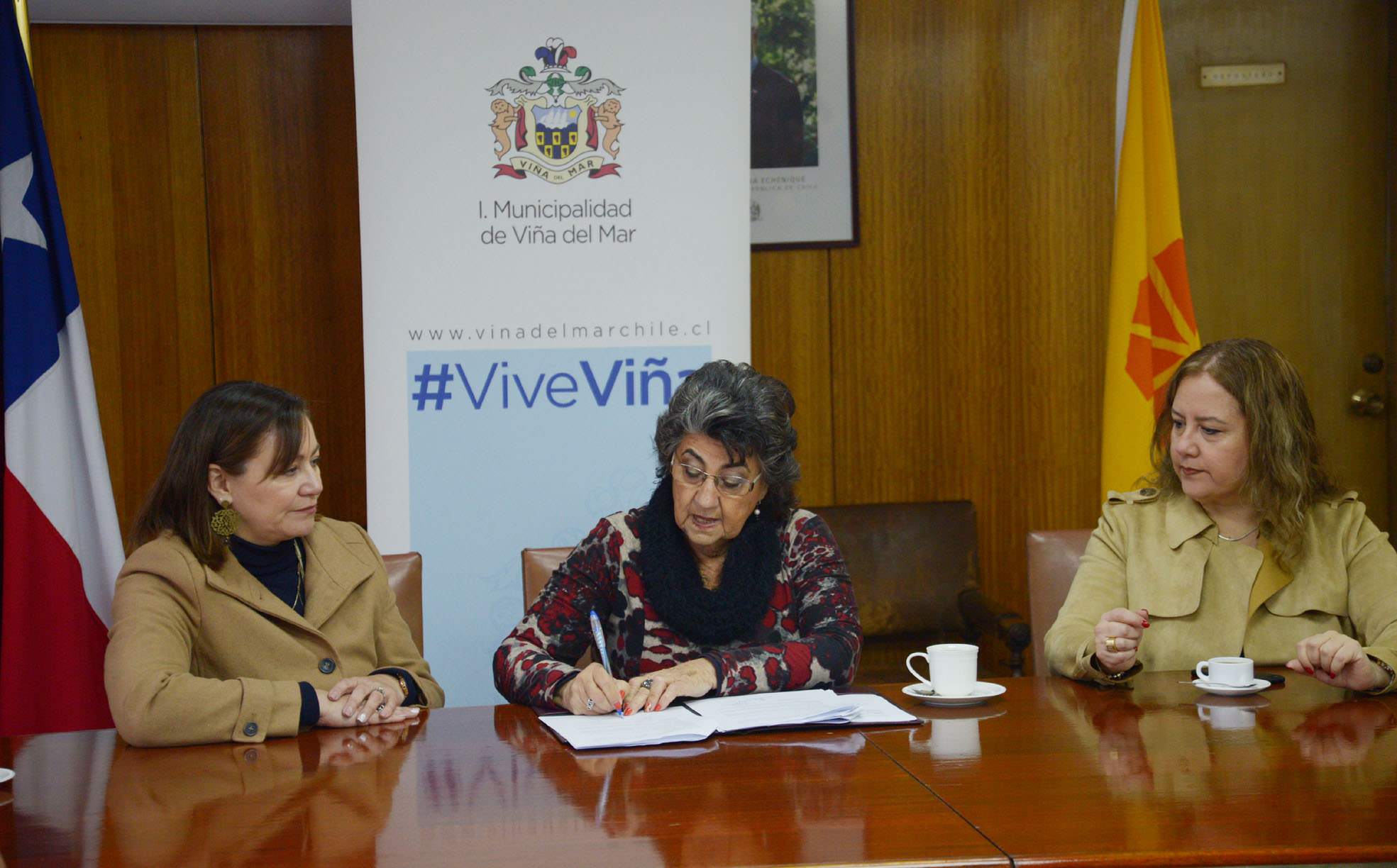 Municipio de Viña del Mar y UDLA renuevan convenio de colaboración para operativos sociales 2019