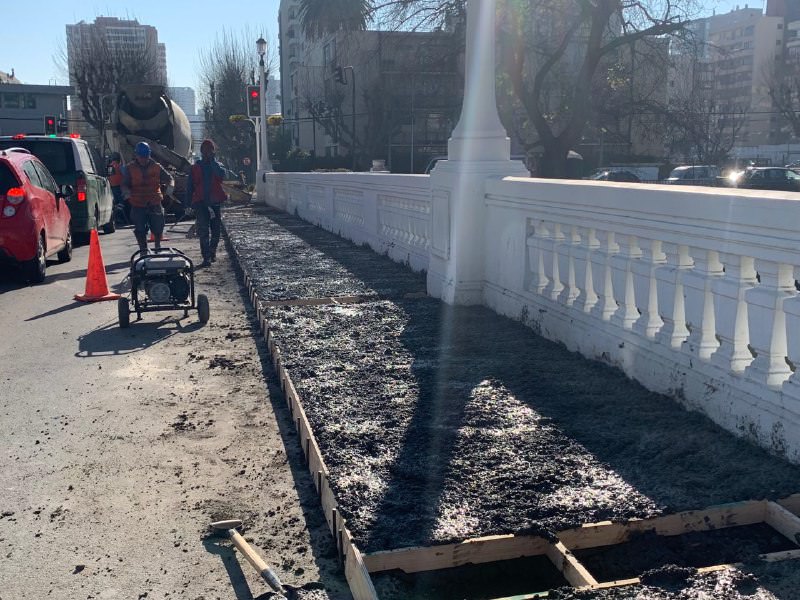 Municipio de Viña del Mar repara aceras en puente Villanelo