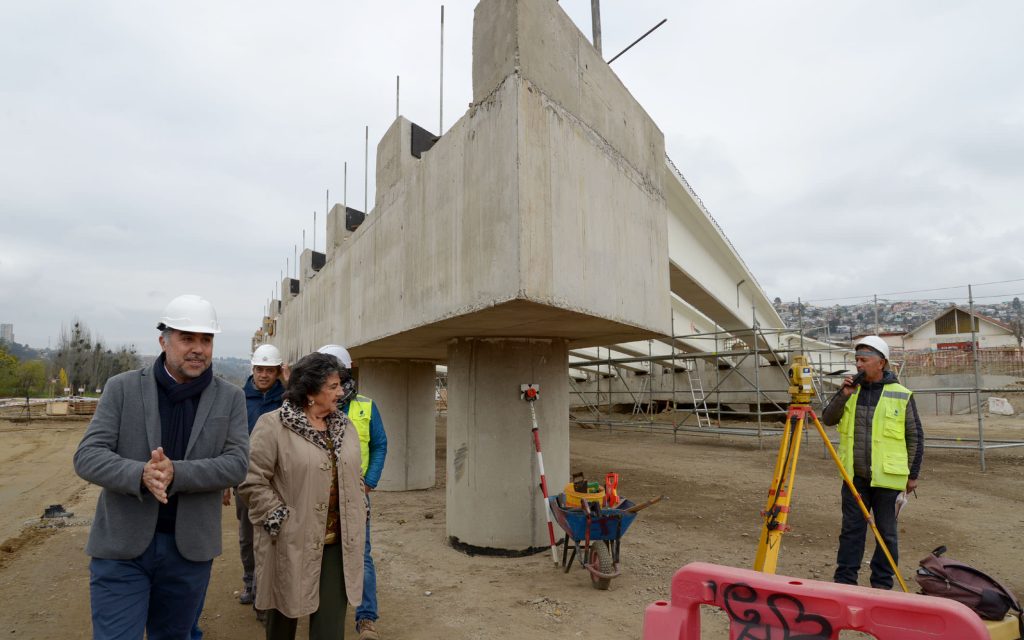 Imagen principal: Puente Los Castaños ya toma forma: fue inspeccionado por alcaldesa Virginia Reginato